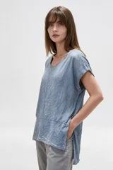Blusa de algodón holgada en color verde, con cuello redondo y mangas cortas.