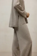 Sweater de tejido de punto color gris topo, con escote en V pronunciado y mangas largas amplias.