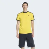 Remera de algodón Adidas Adicolor Sport de color amarillo, con cuello redondo y ribetes negros. Cuenta con las icónicas tres tiras negras en las mangas y el logo del trébol bordado en el pecho.