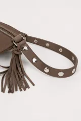 Cartera de gamuza color marrón con flecos en los laterales y tira con ojales metálicos.