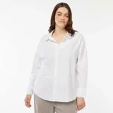 Camiseta de punto calado color celeste con cuello polo y cierre frontal con botones.