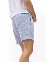 Short de baño rosado con estampado de rombos, cintura elastizada con cordón ajustable, bolsillos laterales y trasero.