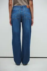 Pantalón de jean azul de corte recto, tiro medio y lavado stone wash.