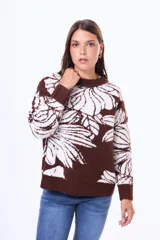 Buzo tejido de corte holgado con estampado floral en contraste, cuello redondo y puños acanalados.
