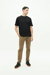 Remera azul marino de manga corta con logo bordado en el pecho. Corte clásico.