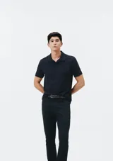 Polo marrón de manga corta confeccionada en tejido de piqué de algodón.