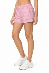 Short de poliamida negro, holgado, de tiro bajo, con bolsillos laterales y cordón ajustable en la cintura.