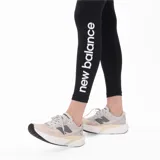 Calza deportiva New Balance de tiro alto, color negro, con logo de la marca en el muslo y estampado vertical en la pierna.