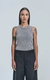 Musculosa gris claro con efecto gastado (acid wash), corte ajustado (slim-fit) y cuello redondo con terminaciones deshilachadas o con ojales pequeños.