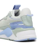 Championes Puma RS-X Reinvent para mujer, color blanco, celeste y verde agua. Capellada de mesh con superposiciones de cuero y gamuza. Entresuela con tecnología Running System (RS) para mayor comodidad.