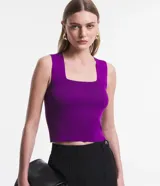 Blusa cropped de punto color beige, con escote cuadrado y breteles anchos. Diseño ajustado al cuerpo confeccionado en tejido retilíneo.