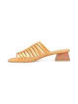 Sandalias de tacón bajo rectangular símil madera, con tiras finas y diseño trenzado en el empeine, color mango.
