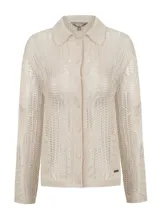 Cardigan de tejido abierto con diseño de tricot calado, color beige, con cuello camisero, manga larga y cierre frontal de botones.