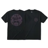 Remera Roark modelo Rituals, color negro, de manga corta y cuello redondo, con estampa circular en el pecho y gran gráfico circular en la espalda con símbolos y texto en tonos morados.