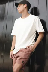 Remera blanca de algodón con cuello redondo y mangas cortas.