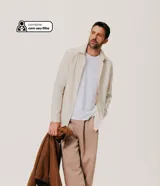 Camisa de manga larga con cuello inglés y cierre frontal de botones, confeccionada en tricolina de algodón color beige.