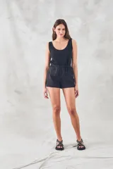 Short negro de algodón con cintura elástica y bordado calado con motivos florales.