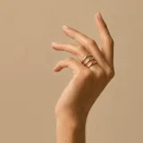 Anillo compuesto por tres aros entrelazados, combinando plata 925 y oro 9k en un diseño minimalista y elegante.