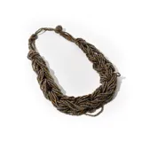 Collar de bijou con múltiples hilos de mostacillas grises y marrones trenzadas.