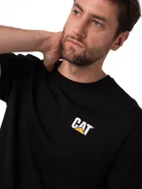 Remera de manga corta y cuello redondo color negro, con el logo de Cat estampado en el pecho izquierdo.