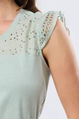 Remera color verde menta sin mangas con detalles de broderie calado en los hombros y canesú superior.