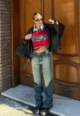 Pantalón jean de tiro medio, corte recto y lavado claro con desgaste en muslos y rodillas.