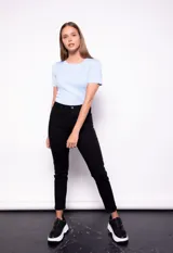 Pantalón chupín de tiro medio con textura similar al denim, en color beige claro.