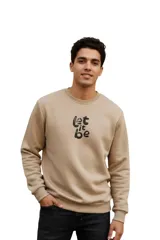 Buzo de felpa beige con cuello redondo, mangas largas y estampa frontal en negro con la frase "let it be".