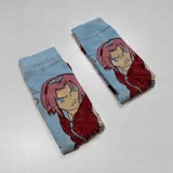 Medias de caña media con estampado del personaje Sakura Haruno de la serie Naruto sobre fondo celeste.