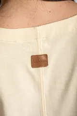 Remera de algodón negro con mangas cortas abullonadas, cuello redondo y costura central frontal.