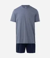 Conjunto de pijama masculino corto, compuesto por una remera de manga corta con cuello redondo y un short con cintura elástica y lazo. La remera presenta un estampado de rayas, mientras que el short es liso.