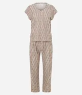 Pijama largo de dos piezas confeccionado en tejido Peach Touch con tacto suave. La blusa presenta escote en V con detalle de encaje y mangas cortas, mientras que el pantalón cuenta con un corte regular. Ambas piezas poseen un estampado abstracto en tonos tierra.