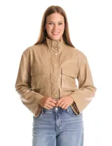 Chaqueta de cuero sintético en color verde militar, con cuello alto, cierre frontal con botones a presión y bolsillos frontales con solapa.
