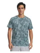 Remera deportiva Under Armour de manga corta, con estampado camuflado en tonos de verde, cuello redondo y el logo reflectante de la marca en el pecho.