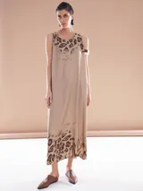 Vestido largo sin mangas color beige con estampado animal print.