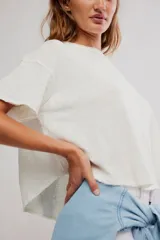 Remera corta de corte relajado y silueta holgada de la colección We The Free, confeccionada en una mezcla de lino y algodón con acabado jaspeado y cuello redondo.