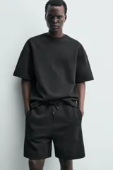 Sudadera de manga corta con corte relajado, confeccionada en tejido interlock de algodón con elasticidad y cuello redondo.