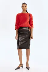 Buzo de punto suave confeccionado en mezcla de mohair y lana, color rojo. Presenta un diseño entallado con cuello redondo, hombros caídos y acabados acanalados en cuello, puños y bajo.