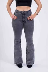 Pantalón de jean acampanado gris con efecto lavado, tiro alto y cinco bolsillos.