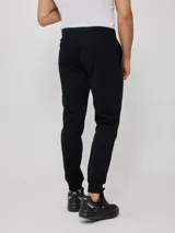 Pantalón deportivo tipo jogging color negro, con cintura elástica ajustable con cordón y logo de la marca en la pierna. Confeccionado en 60% algodón y 40% poliéster.
