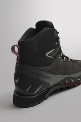 Bota de montaña color verde con detalles en gris y negro. Cuenta con membrana impermeable, sistema Recco para localización en avalanchas, puntera reforzada con tecnología Shield Protect Max y suela de goma antideslizante resistente a bajas temperaturas. Incluye plantilla OrthoLite extraíble.