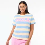 Camiseta de manga corta con cuello redondo, diseño a rayas horizontales en tonos azul y crema, y estampa frontal con la palabra 'HOLA' en color rosa.