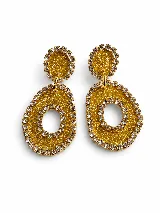 Aros colgantes dorados con apliques de strass, compuestos por una pieza superior circular texturizada y una pieza inferior ovalada con abertura central.
