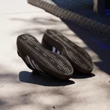 Championes urbanos Adidas modelo VL Court 3.0, color negro con las icónicas tres tiras laterales en blanco y suela de goma color marrón. Presentan un diseño de inspiración skater con parte superior de cuero sintético y etiqueta con logo en el lateral.
