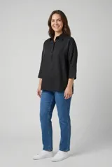 Camisa negra de corte relaxed fit, con cuello camisero, media cartera de botones y mangas 3/4.