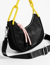 Cartera de hombro negra de nylon impermeable, con correa de hombro de cordón amarillo y correa bandolera ajustable y removible.
