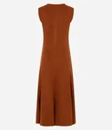 Vestido midi Marfinno confeccionado en suede sintético de tacto suave. Presenta corte evasé, cuello redondo, diseño sin mangas, recortes estructurados y falda amplia con caída fluida.