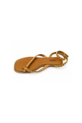 Sandalia plana Daniel Cassin de color negro, con diseño de tiras delgadas decoradas con tachas metálicas doradas, formato de dedo y pulsera ajustable al tobillo con hebilla.