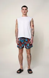 Short de baño de microfibra de secado rápido, con estampado de cabezas de caballo en tonos azules y naranjas. Posee cordón ajustable en la cintura con inscripción repetida y un bolsillo trasero.