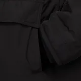 Campera negra con capucha, cierre frontal con cremallera y botones a presión, bolsillos laterales con solapa y puños ajustables.